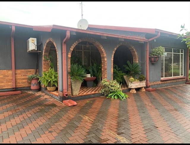 4 BEDROOM HOUSE FOR SALE IN VANDERBIJLPARK CE 2